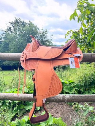 Krásně propracované sedlo Barefoot Arizona Rose 😍 Rádi vám jej půjčíme na zkoušku. #barefootsedlo #saddle #sedlo #prokone...