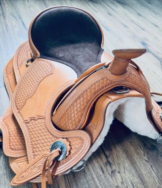 Arizona Rose 🤎 Westernové sedlo s hlubokým pohodlným posedlím a vyměnitelnou komorou, která ti umožní sedlo perfektně...